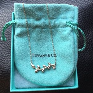 Tiffany & Co Olive Leaf Vine Pendant Necklace NEW